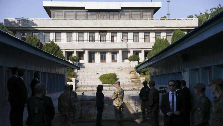 Seorang tentara di wilayah Korea Utara melihat melalui teropong saat Wakil Presiden AS Kamala Harris mengunjungi zona demiliterisasi (DMZ) yang memisahkan kedua Korea, di Panmunjom, Korea Selatan, Kamis (29/9/2022). Sebelum ke DMZ, Harris bertemu dengan Presiden Korsel, Yoon Seok Yeol. Dalam pertemuan ini, ia menegaskan soal penguatan kerja sama dan hubungan kedua negara. (REUTERS/Leah Millis/Pool)