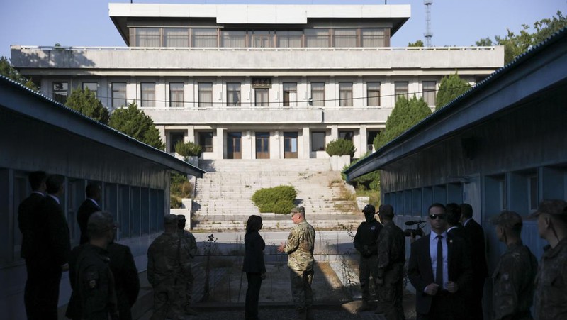 Seorang tentara di wilayah Korea Utara melihat melalui teropong saat Wakil Presiden AS Kamala Harris mengunjungi zona demiliterisasi (DMZ) yang memisahkan kedua Korea, di Panmunjom, Korea Selatan, Kamis (29/9/2022). Sebelum ke DMZ, Harris bertemu dengan Presiden Korsel, Yoon Seok Yeol. Dalam pertemuan ini, ia menegaskan soal penguatan kerja sama dan hubungan kedua negara. (REUTERS/Leah Millis/Pool)