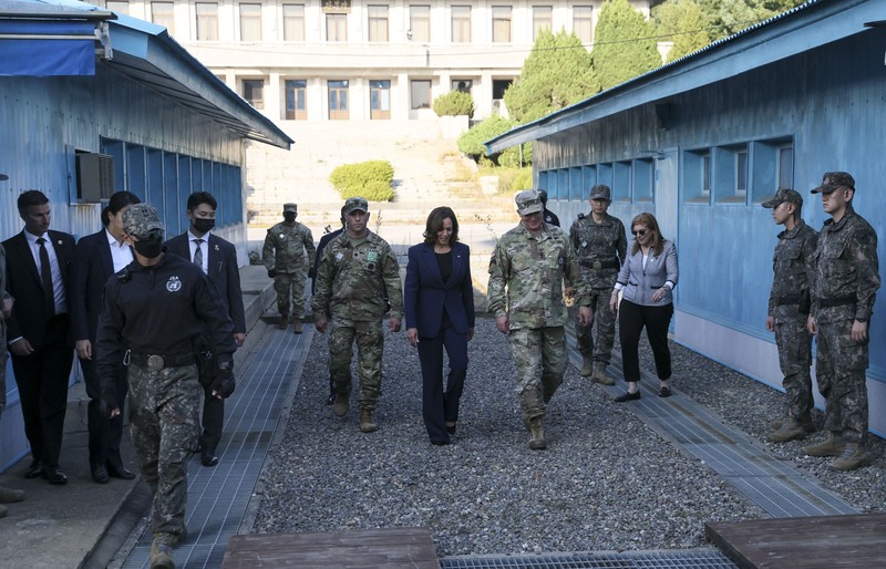 Wakil Presiden AS Kamala Harris mengunjungi zona demiliterisasi (DMZ) Korea Selatan Seorang tentara di wilayah Korea Utara melihat melalui teropong saat Wakil Presiden AS Kamala Harris mengunjungi zona demiliterisasi (DMZ) yang memisahkan kedua Korea, di Panmunjom, Korea Selatan, Kamis (29/9/2022). Sebelum ke DMZ, Harris bertemu dengan Presiden Korsel, Yoon Seok Yeol. Dalam pertemuan ini, ia menegaskan soal penguatan kerja sama dan hubungan kedua negara. (REUTERS/Leah Millis/Pool)