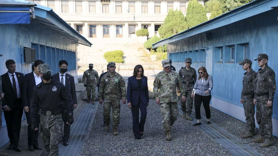 Seorang tentara di wilayah Korea Utara melihat melalui teropong saat Wakil Presiden AS Kamala Harris mengunjungi zona demiliterisasi (DMZ) yang memisahkan kedua Korea, di Panmunjom, Korea Selatan, Kamis (29/9/2022). Sebelum ke DMZ, Harris bertemu dengan Presiden Korsel, Yoon Seok Yeol. Dalam pertemuan ini, ia menegaskan soal penguatan kerja sama dan hubungan kedua negara. (REUTERS/Leah Millis/Pool)