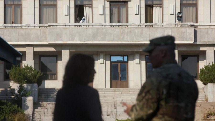 Seorang tentara di wilayah Korea Utara melihat melalui teropong saat Wakil Presiden AS Kamala Harris mengunjungi zona demiliterisasi (DMZ) yang memisahkan kedua Korea, di Panmunjom, Korea Selatan, Kamis (29/9/2022). Sebelum ke DMZ, Harris bertemu dengan Presiden Korsel, Yoon Seok Yeol. Dalam pertemuan ini, ia menegaskan soal penguatan kerja sama dan hubungan kedua negara. (REUTERS/Leah Millis/Pool)