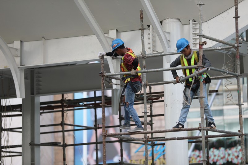 Proyek Halte Bus Trans Jakarta Bundaran HI (CNBC Indonesia/Muhammad Sabki) Proyek Halte Bus Trans Jakarta Bundaran HI (CNBC Indonesia/Muhammad Sabki)
