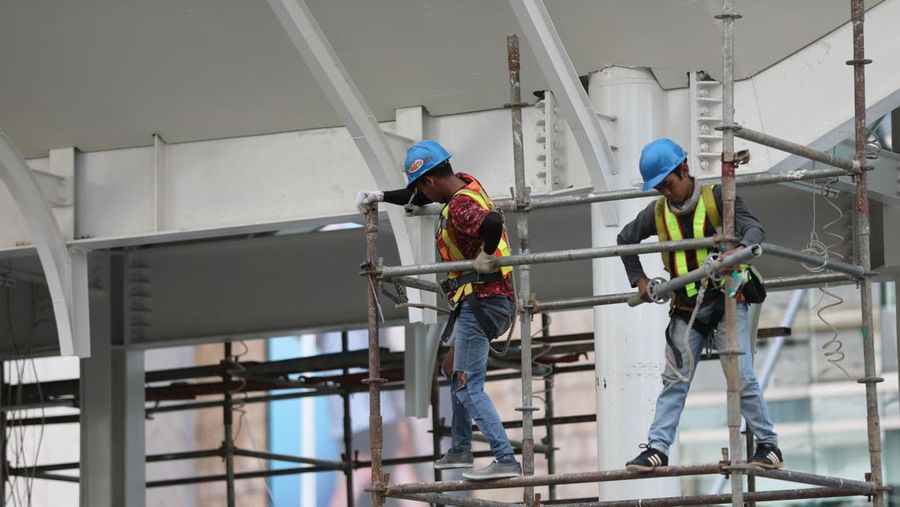 Proyek Halte Bus Trans Jakarta Bundaran HI (CNBC Indonesia/Muhammad Sabki)