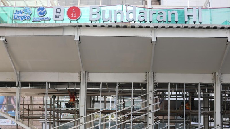 Proyek Halte Bus Trans Jakarta Bundaran HI (CNBC Indonesia/Muhammad Sabki)