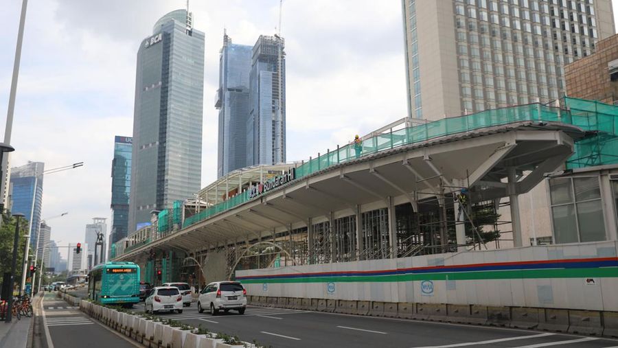 Proyek Halte Bus Trans Jakarta Bundaran HI (CNBC Indonesia/Muhammad Sabki)