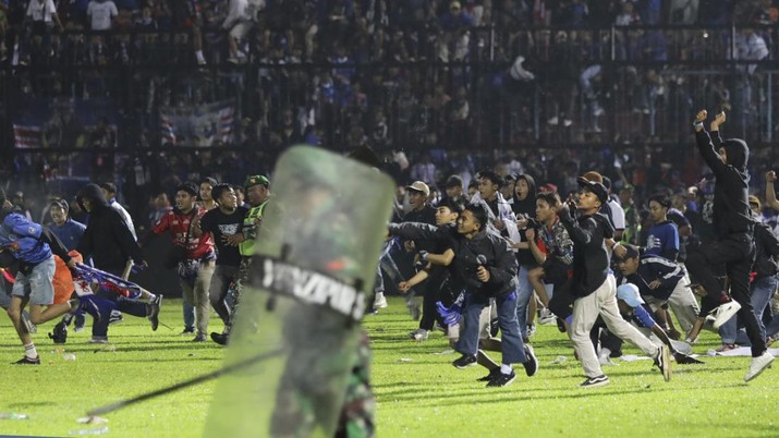 Indonesia Soccer Deaths Soccer fans enter the pitch during a clash between supporters at Kanjuruhan Stadium in Malang, East Java, Indonesia, Saturday, Oct. 1, 2022. Panic following police actions left over 100 dead, mostly trampled to death, police said Sunday. (AP Photo/Yudha Prabowo)