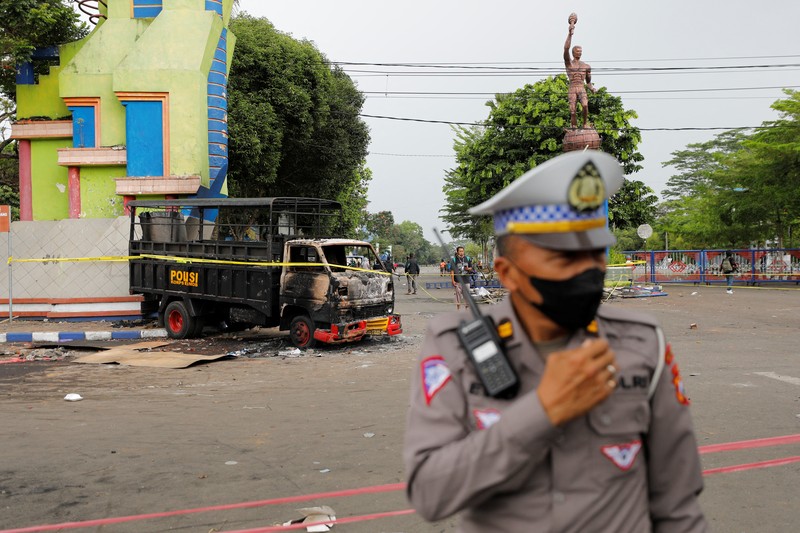 Kondisi lapangan sepakbola usai kerusuhan dan kericuhan usai pertandingan sepak bola antara Arema vs Persebaya di Stadion Kanjuruhan, Malang, Provinsi Jawa Timur, Indonesia, 2 Oktober 2022. REUTERS/Willy Kurniawan