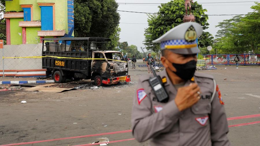 Kondisi lapangan sepakbola usai kerusuhan dan kericuhan usai pertandingan sepak bola antara Arema vs Persebaya di Stadion Kanjuruhan, Malang, Provinsi Jawa Timur, Indonesia, 2 Oktober 2022. REUTERS/Willy Kurniawan