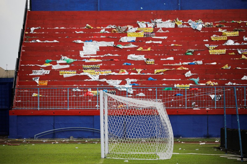 SOCCER-INDONESIA/RIOT Kondisi lapangan sepakbola usai kerusuhan dan kericuhan usai pertandingan sepak bola antara Arema vs Persebaya di Stadion Kanjuruhan, Malang, Provinsi Jawa Timur, Indonesia, 2 Oktober 2022. REUTERS/Willy Kurniawan
