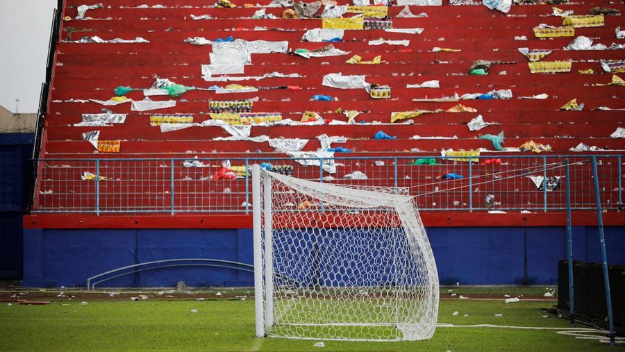 Kondisi lapangan sepakbola usai kerusuhan dan kericuhan usai pertandingan sepak bola antara Arema vs Persebaya di Stadion Kanjuruhan, Malang, Provinsi Jawa Timur, Indonesia, 2 Oktober 2022. REUTERS/Willy Kurniawan