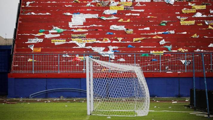 SOCCER-INDONESIA/RIOT Kondisi lapangan sepakbola usai kerusuhan dan kericuhan usai pertandingan sepak bola antara Arema vs Persebaya di Stadion Kanjuruhan, Malang, Provinsi Jawa Timur, Indonesia, 2 Oktober 2022. REUTERS/Willy Kurniawan