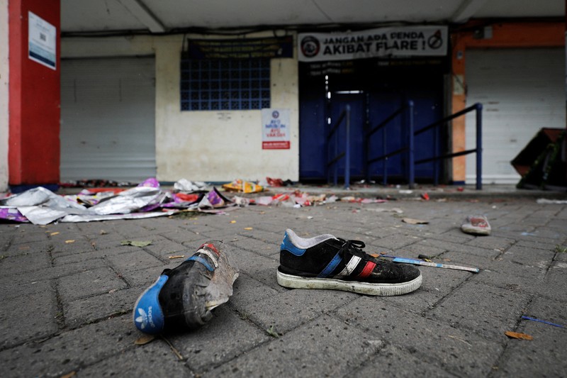 Kondisi lapangan sepakbola usai kerusuhan dan kericuhan usai pertandingan sepak bola antara Arema vs Persebaya di Stadion Kanjuruhan, Malang, Provinsi Jawa Timur, Indonesia, 2 Oktober 2022. REUTERS/Willy Kurniawan