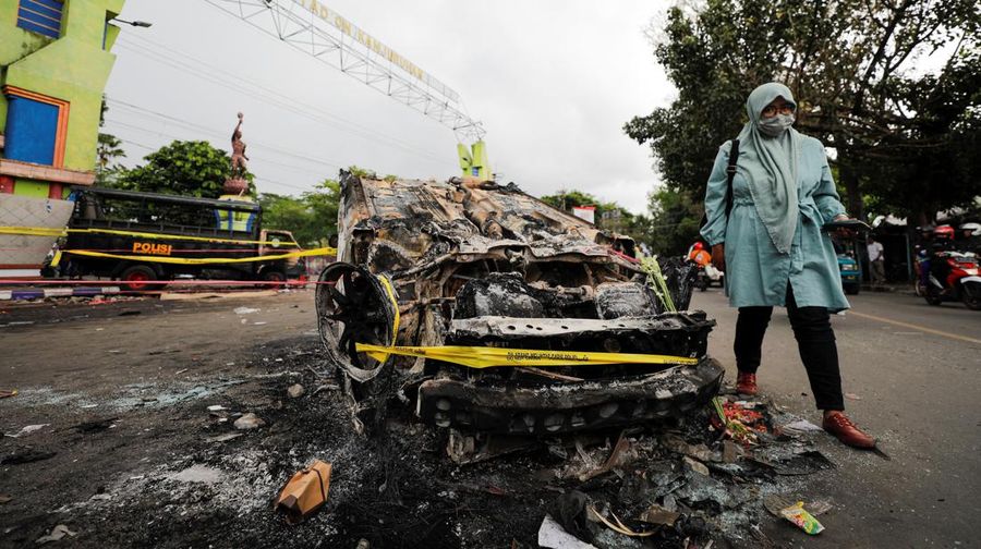 Sejumlah kendaraan mobil yang hangus terbakar usai peristiwa kerusuhan suporter yang mewaskan ratusan orang di di Stadion Kanjuruhan, Malang, Provinsi Jawa Timur, Indonesia, 2 Oktober 2022. REUTERS/Willy Kurniawan