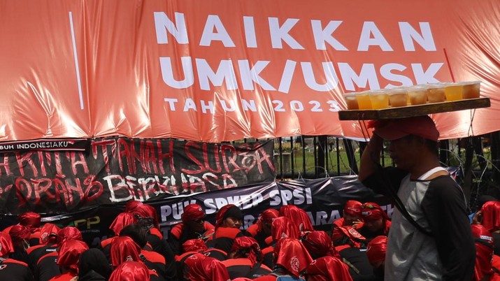 Demo Buruh (CNBC Indonesia/Muhammad Sabki)