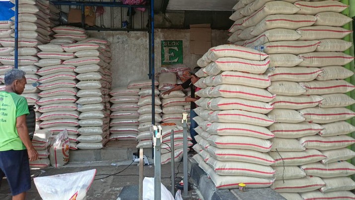 Pasar Induk Beras Cipinang Stok beras di pasar induk Cipinang, Jakarta (Senin, 3/10/2022).