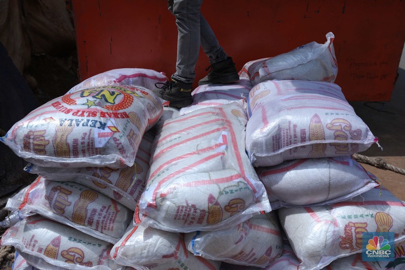 Pekerja memindahkan beras yang akan di kirim ke Pangkal Pinang dari Pelabuhan Sunda Kelapa, Jakarta, Senin (3/10/2022). Badan Pusat Statistik (BPS) mencatat, kenaikan harga beras menjadi salah satu pemicu inflasi di bulan September 2022 hingga cetak level tertinggi sejak Desember 2014. (Cnbc Indonesia/Tri Susilo) Pekerja memindahkan beras yang akan di kirim ke Pangkal Pinang dari Pelabuhan Sunda Kelapa, Jakarta, Senin (3/10/2022). Badan Pusat Statistik (BPS) mencatat, kenaikan harga beras menjadi salah satu pemicu inflasi di bulan September 2022 hingga cetak level tertinggi sejak Desember 2014. (Cnbc Indonesia/Tri Susilo)