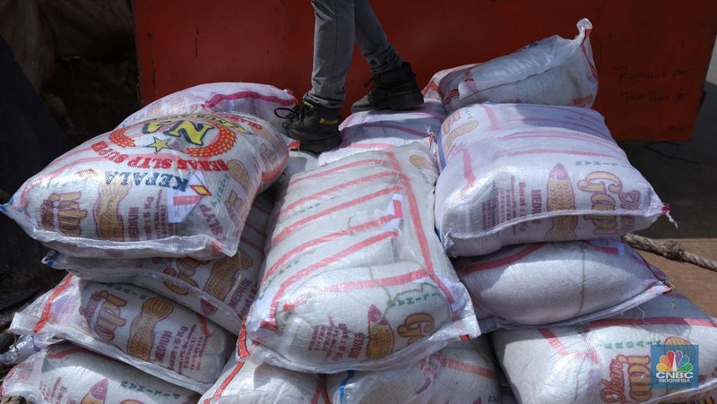 Pekerja memindahkan beras yang akan di kirim ke Pangkal Pinang dari Pelabuhan Sunda Kelapa, Jakarta, Senin (3/10/2022). Badan Pusat Statistik (BPS) mencatat, kenaikan harga beras menjadi salah satu pemicu inflasi di bulan September 2022 hingga cetak level tertinggi sejak Desember 2014.  (Cnbc Indonesia/Tri Susilo)