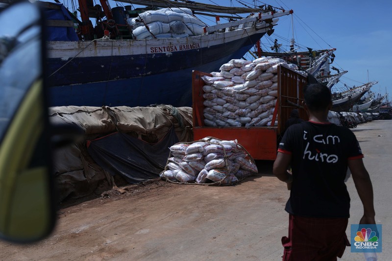 Pekerja memindahkan beras yang akan di kirim ke Pangkal Pinang dari Pelabuhan Sunda Kelapa, Jakarta, Senin (3/10/2022). Badan Pusat Statistik (BPS) mencatat, kenaikan harga beras menjadi salah satu pemicu inflasi di bulan September 2022 hingga cetak level tertinggi sejak Desember 2014. (Cnbc Indonesia/Tri Susilo) Pekerja memindahkan beras yang akan di kirim ke Pangkal Pinang dari Pelabuhan Sunda Kelapa, Jakarta, Senin (3/10/2022). Badan Pusat Statistik (BPS) mencatat, kenaikan harga beras menjadi salah satu pemicu inflasi di bulan September 2022 hingga cetak level tertinggi sejak Desember 2014. (Cnbc Indonesia/Tri Susilo)