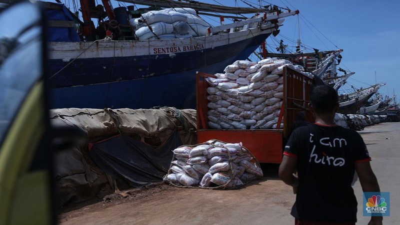 Pekerja memindahkan beras yang akan di kirim ke Pangkal Pinang dari Pelabuhan Sunda Kelapa, Jakarta, Senin (3/10/2022). Badan Pusat Statistik (BPS) mencatat, kenaikan harga beras menjadi salah satu pemicu inflasi di bulan September 2022 hingga cetak level tertinggi sejak Desember 2014.  (Cnbc Indonesia/Tri Susilo)