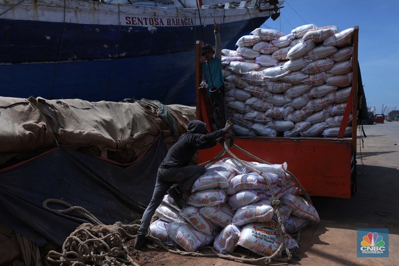 Pekerja memindahkan beras yang akan di kirim ke Pangkal Pinang dari Pelabuhan Sunda Kelapa, Jakarta, Senin (3/10/2022). Badan Pusat Statistik (BPS) mencatat, kenaikan harga beras menjadi salah satu pemicu inflasi di bulan September 2022 hingga cetak level tertinggi sejak Desember 2014. (Cnbc Indonesia/Tri Susilo) Pekerja memindahkan beras yang akan di kirim ke Pangkal Pinang dari Pelabuhan Sunda Kelapa, Jakarta, Senin (3/10/2022). Badan Pusat Statistik (BPS) mencatat, kenaikan harga beras menjadi salah satu pemicu inflasi di bulan September 2022 hingga cetak level tertinggi sejak Desember 2014. (Cnbc Indonesia/Tri Susilo)