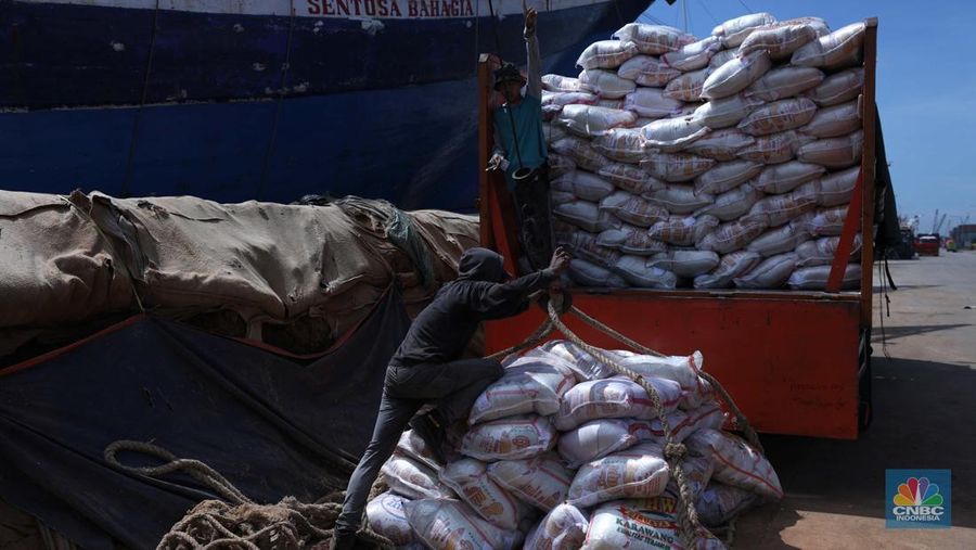Pekerja memindahkan beras yang akan di kirim ke Pangkal Pinang dari Pelabuhan Sunda Kelapa, Jakarta, Senin (3/10/2022). Badan Pusat Statistik (BPS) mencatat, kenaikan harga beras menjadi salah satu pemicu inflasi di bulan September 2022 hingga cetak level tertinggi sejak Desember 2014.  (Cnbc Indonesia/Tri Susilo)