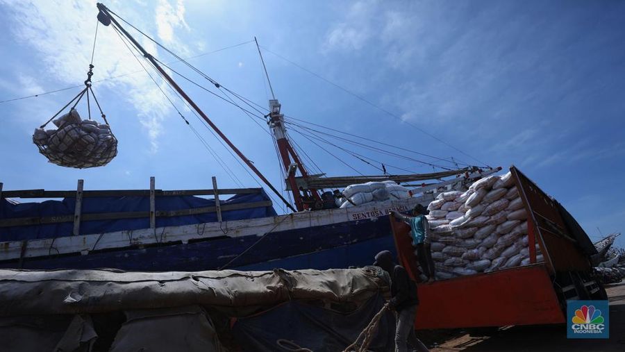 Pekerja memindahkan beras yang akan di kirim ke Pangkal Pinang dari Pelabuhan Sunda Kelapa, Jakarta, Senin (3/10/2022). Badan Pusat Statistik (BPS) mencatat, kenaikan harga beras menjadi salah satu pemicu inflasi di bulan September 2022 hingga cetak level tertinggi sejak Desember 2014.  (Cnbc Indonesia/Tri Susilo)