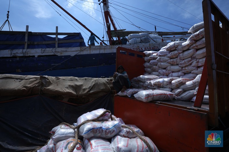 Pekerja memindahkan beras yang akan di kirim ke Pangkal Pinang dari Pelabuhan Sunda Kelapa, Jakarta, Senin (3/10/2022). Badan Pusat Statistik (BPS) mencatat, kenaikan harga beras menjadi salah satu pemicu inflasi di bulan September 2022 hingga cetak level tertinggi sejak Desember 2014. (Cnbc Indonesia/Tri Susilo) Pekerja memindahkan beras yang akan di kirim ke Pangkal Pinang dari Pelabuhan Sunda Kelapa, Jakarta, Senin (3/10/2022). Badan Pusat Statistik (BPS) mencatat, kenaikan harga beras menjadi salah satu pemicu inflasi di bulan September 2022 hingga cetak level tertinggi sejak Desember 2014. (Cnbc Indonesia/Tri Susilo)