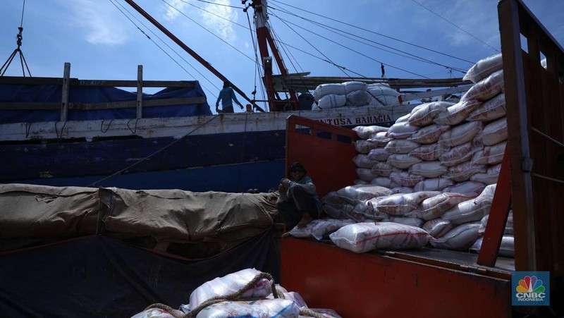 Pekerja memindahkan beras yang akan di kirim ke Pangkal Pinang dari Pelabuhan Sunda Kelapa, Jakarta, Senin (3/10/2022). Badan Pusat Statistik (BPS) mencatat, kenaikan harga beras menjadi salah satu pemicu inflasi di bulan September 2022 hingga cetak level tertinggi sejak Desember 2014.  (Cnbc Indonesia/Tri Susilo)