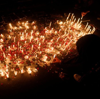 Potret Pilu Tragedi Kanjuruhan dalam Nyala Lilin dan Air Mata