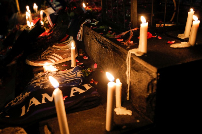 SOCCER-INDONESIA/RIOT Arema football club supporters take part on a vigil outside the Kanjuruhan stadium to pay condolence to the victims, after a riot and stampede following soccer match between Arema vs Persebaya outside in Malang, East Java province, Indonesia, October 2, 2022. REUTERS/Willy Kurniawan