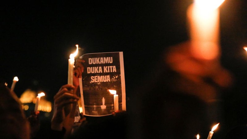 Arema football club supporters take part on a vigil outside the Kanjuruhan stadium to pay condolence to the victims, after a riot and stampede following soccer match between Arema vs Persebaya outside in Malang, East Java province, Indonesia, October 2, 2022. REUTERS/Willy Kurniawan