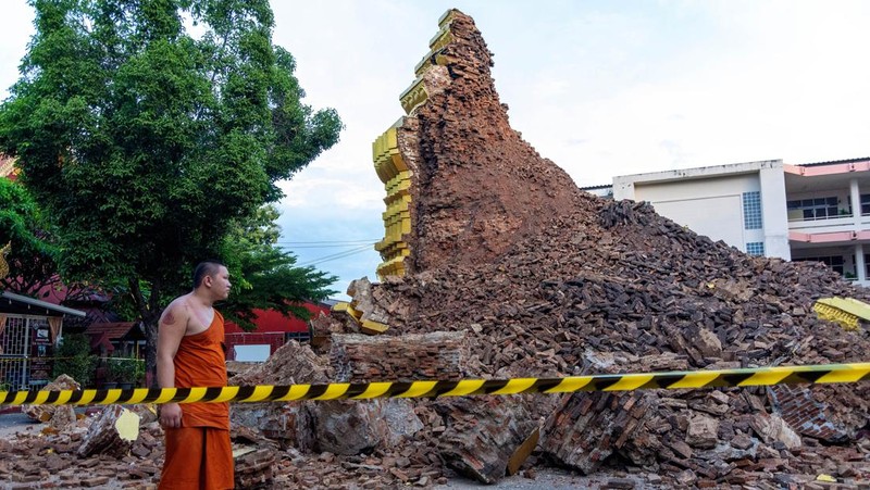 CHIANG MAI, THAILAND - 2022/09/29: A monk inspects the Ancient Buddhist pagoda a 500-year-old Buddhist pagoda at Sri Suphan Temple in Muang district of Chiang Mai that collapsed due to the heavy rains. Ancient Buddhist pagoda at Sri Suphan Temple, collapsed after being worn out by rain throughout the week, prompting officials from the Fine Arts Department to rush to assess the damage. (Photo by Pongmanat Tasiri/SOPA Images/LightRocket via Getty Images)