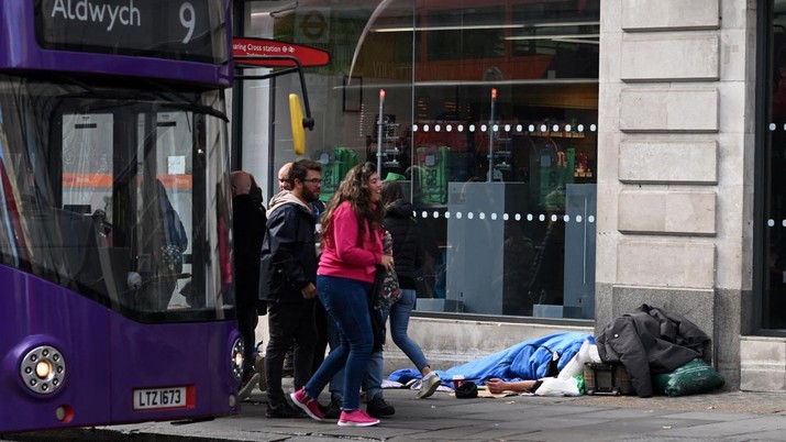 1243642881 A homeless person sleeps in a sleeping bag on The Strand in central London on October 1, 2022, as campaigners gather in the city to protest against the cost of living crisis. (Photo by Justin TALLIS / AFP) (Photo by JUSTIN TALLIS/AFP via Getty Images)