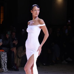 4 Fakta Adidas Hapus Foto Bella Hadid karena Didesak Israel