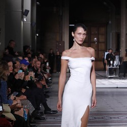 Dior Pecat Bella Hadid Demi Model Israel? Ini Faktanya