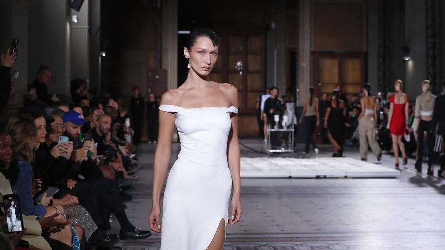 (EDITORIAL USE ONLY - For Non-Editorial use please seek approval from Fashion House) Fashion model Bella Hadid walks the runway during the Coperni Womenswear Spring/Summer 2023 show as part of Paris Fashion Week on September 30, 2022 in Paris, France. (Photo by Estrop/Getty Images)