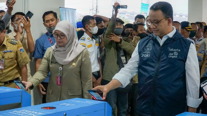 Bank DKI terapkan digitalisasi Pelabuhan Kali Adem Muara Angke. Demikian hal tersebut disampaikan Direktur Teknologi & Operasional Bank DKI, Amirul Wicaksono usai mendampingi Gubernur DKI Jakarta, Anies Baswedan saat meresmikan Terminal Pelabuhan Kali Adem Muara Angke, (3/10). Bank DKI terapkan digitalisasi Pelabuhan Kali Adem Muara Angke. Demikian hal tersebut disampaikan Direktur Teknologi & Operasional Bank DKI, Amirul Wicaksono usai mendampingi Gubernur DKI Jakarta, Anies Baswedan saat meresmikan Terminal Pelabuhan Kali Adem Muara Angke, (3/10).