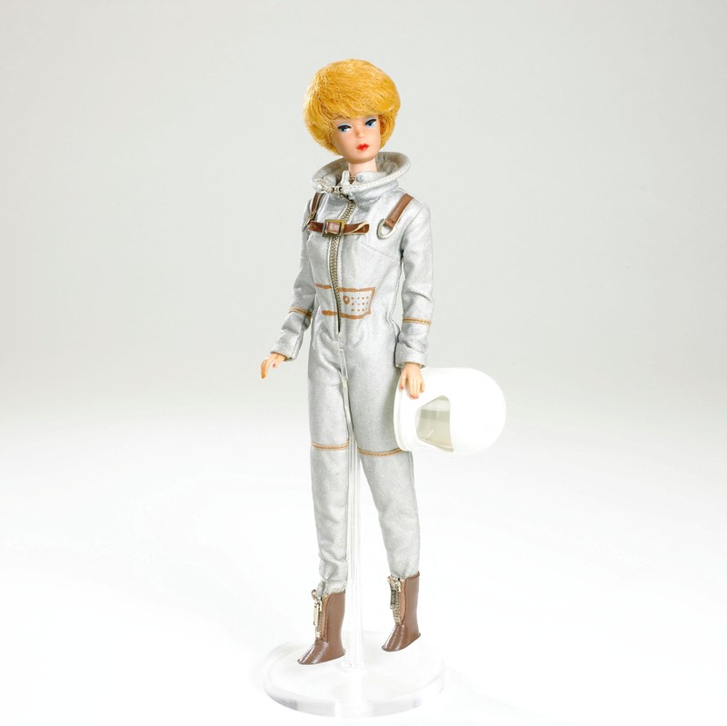 BARBIE-ASTRONAUT/ A handout picture shows Europe's first female commander of the ISS, ESA astronaut Samantha Cristoforetti with her lookalike Barbie doll at the International Space Station (ISS). ESA/Handout via REUTERS THIS IMAGE HAS BEEN SUPPLIED BY A THIRD PARTY. MANDATORY CREDIT. NO RESALES. NO ARCHIVES. NO NEW USE AFTER NOVEMBER 3, 2022
