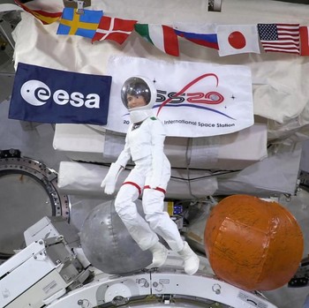 Simak Pose Barbie Astronaut Melayang di Stasiun Luar Angkasa
