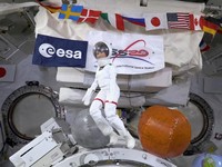 Simak Pose Barbie Astronaut Melayang di Stasiun Luar Angkasa