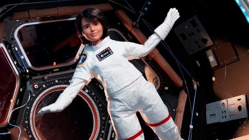 A handout picture shows Europe's first female commander of the ISS, ESA astronaut Samantha Cristoforetti with her lookalike Barbie doll at the International Space Station (ISS). ESA/Handout via REUTERS   THIS IMAGE HAS BEEN SUPPLIED BY A THIRD PARTY. MANDATORY CREDIT. NO RESALES. NO ARCHIVES. NO NEW USE AFTER NOVEMBER 3, 2022