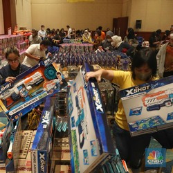 Serbu! Penampakan Warga Borong Mainan, Diskon Sampai 90%
