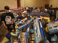 Serbu! Penampakan Warga Borong Mainan, Diskon Sampai 90%