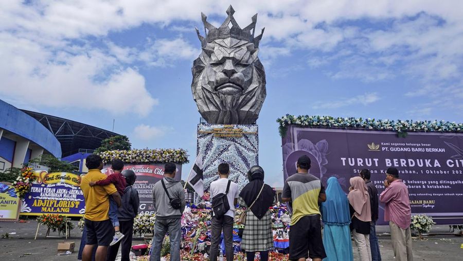 Petugas Polisi di lokasi tempat kejadian perkara saat festival Halloween di Seoul, Korea Selatan, 30/10. (Photo by Chung Sung-Jun/Getty Images)