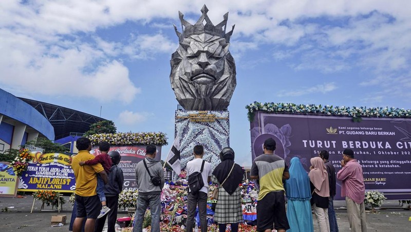 Petugas Polisi di lokasi tempat kejadian perkara saat festival Halloween di Seoul, Korea Selatan, 30/10. (Photo by Chung Sung-Jun/Getty Images)