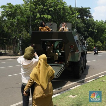 Potret Tank Hingga 'Badak Tempur' Nongkrong di Depan Istana