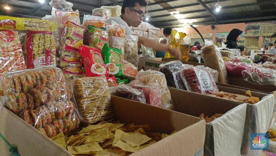 Pedagang sembako di pasar gunung batu, bogor mengungkapkan warga mulai rem belanja.