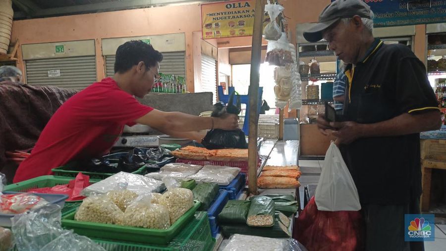 Pedagang sembako di pasar gunung batu, bogor mengungkapkan warga mulai rem belanja.