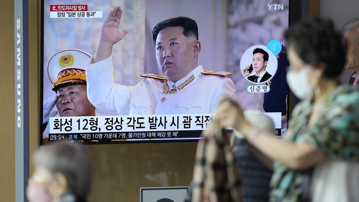 South Korea Koreas Tensions A TV screen showing a news program reporting about North Korea's missile launch with file footage of North Korean leader Kim Jong Un, is seen at the Seoul Railway Station in Seoul, South Korea, Tuesday, Oct. 4, 2022. North Korea on Tuesday fired an intermediate-range ballistic missile over Japan for the first time in five years, forcing Japan to issue evacuation notices and suspend trains, as the North escalates tests of weapons designed to strike regional U.S. allies. (AP Photo/Lee Jin-man)