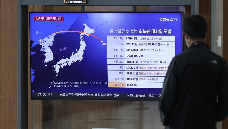A TV screen showing a news program reporting about North Korea's missile launch with file footage, is seen at the Seoul Railway Station in Seoul, South Korea, Tuesday, Oct. 4, 2022. North Korea on Tuesday fired an intermediate-range ballistic missile over Japan for the first time in five years, forcing Japan to issue evacuation notices and suspend trains, as the North escalates tests of weapons designed to strike regional U.S. allies. (AP Photo/Lee Jin-man)